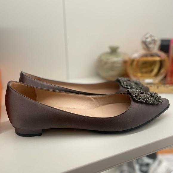 Hangisi Crystal Buckle Flat
MANOLO BLAHNIK - Picture 3 of 7